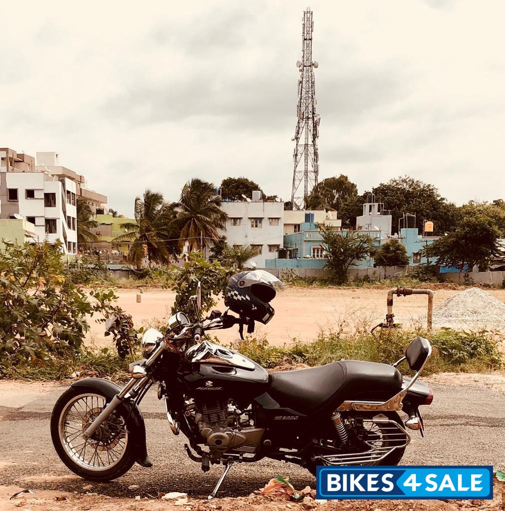 Black Bajaj Avenger 200 DTS-i