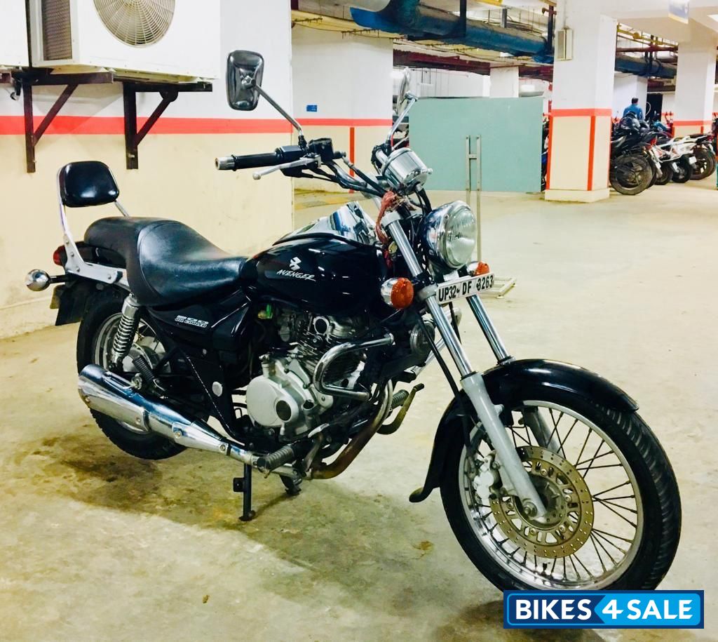 Black Bajaj Avenger 200 DTS-i