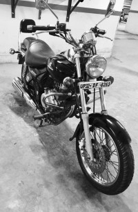 Black Bajaj Avenger 200 DTS-i