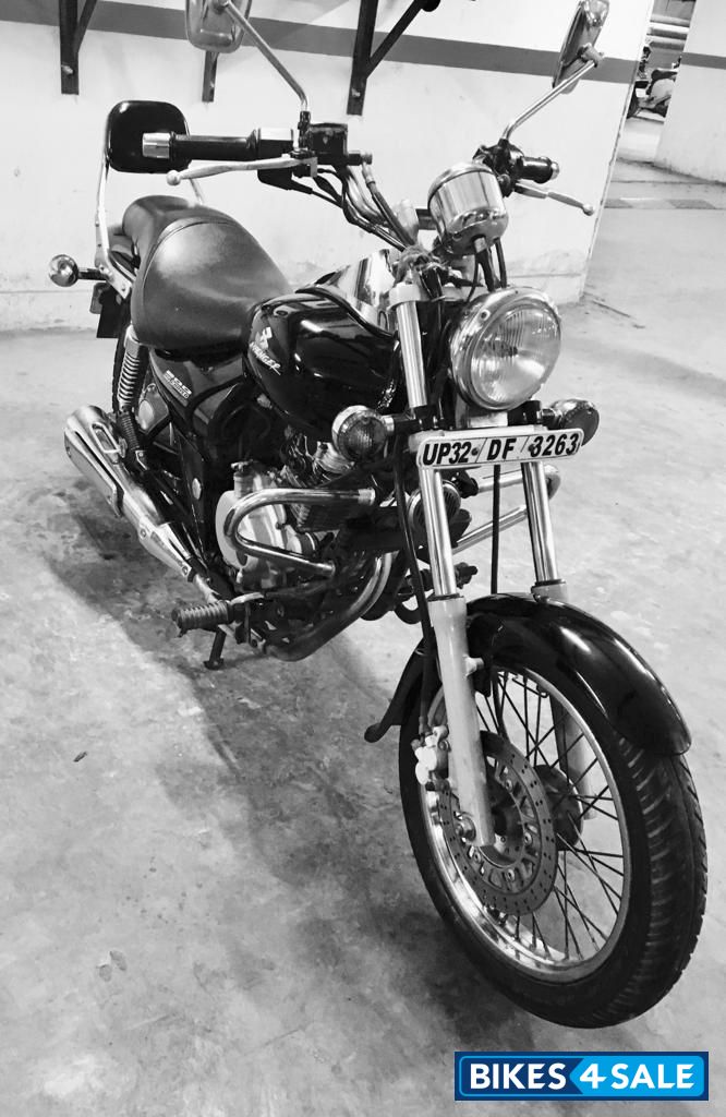 Black Bajaj Avenger 200 DTS-i