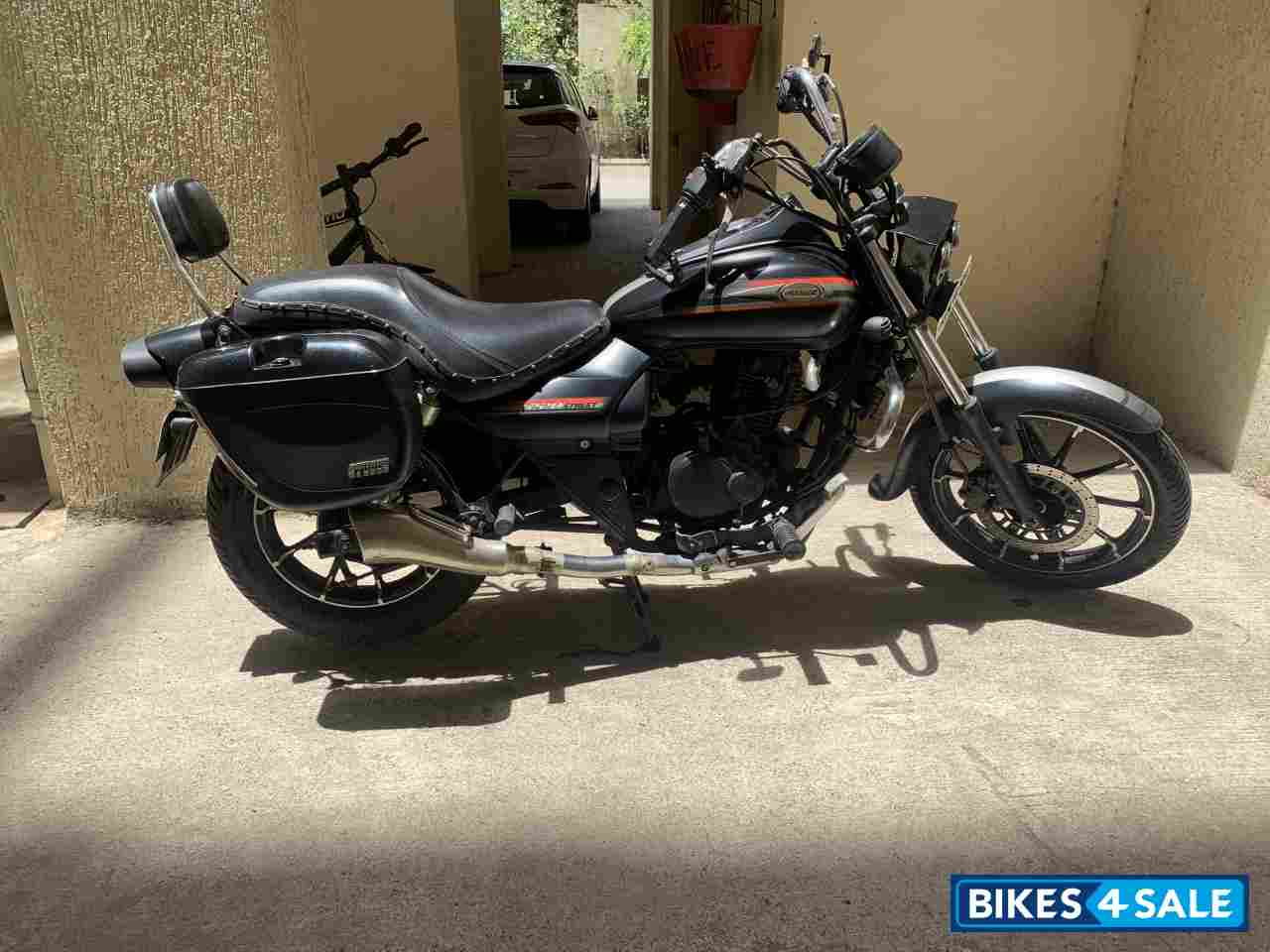 Bajaj Avenger 200 DTS-i