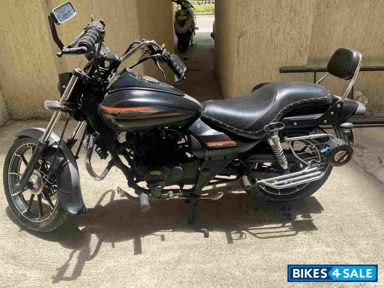 Bajaj Avenger 200 DTS-i