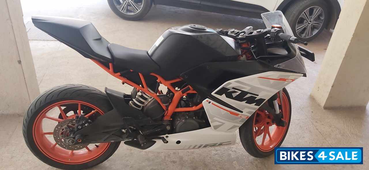 Red KTM RC 390