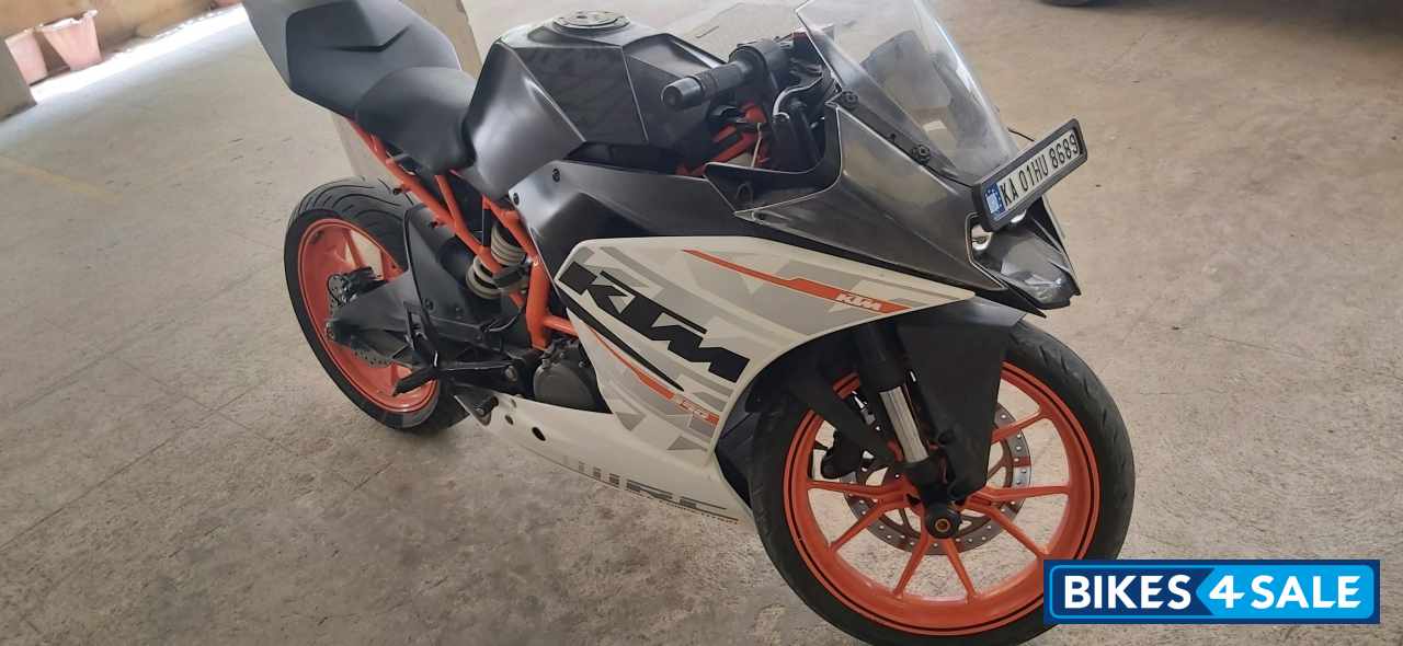 Red KTM RC 390