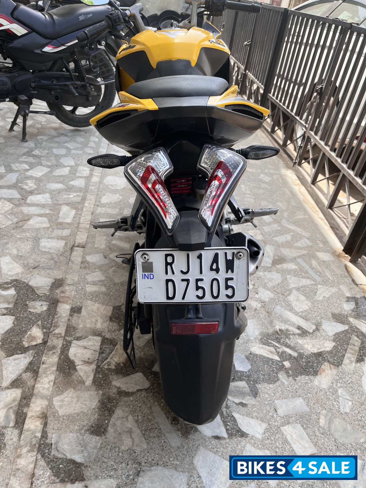 Bajaj Pulsar RS 200 ABS