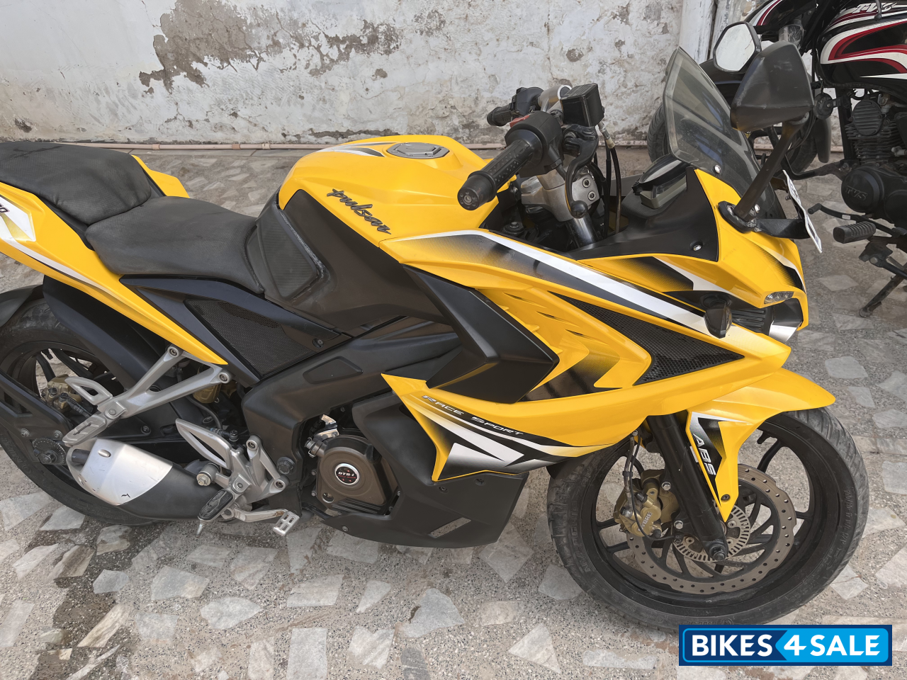 Bajaj Pulsar RS 200 ABS