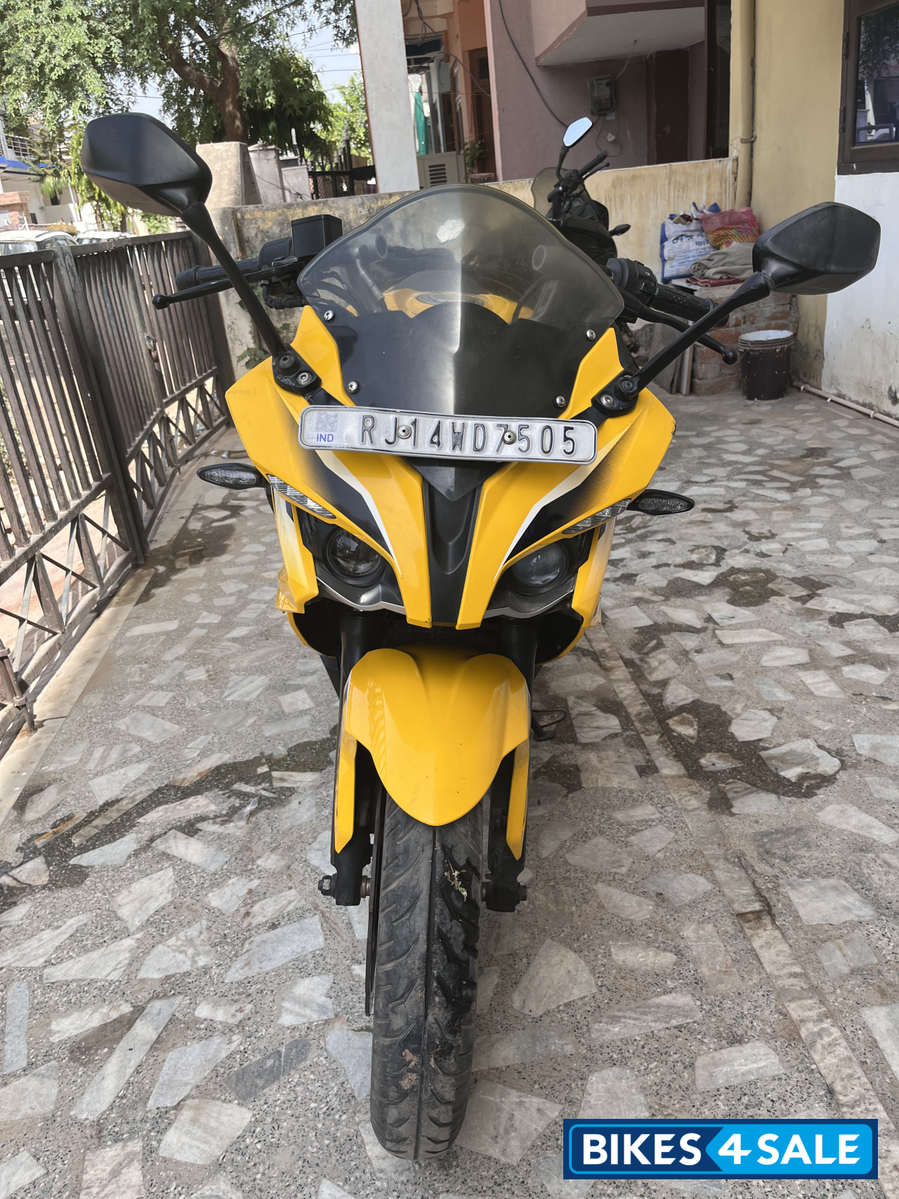 Bajaj Pulsar RS 200 ABS