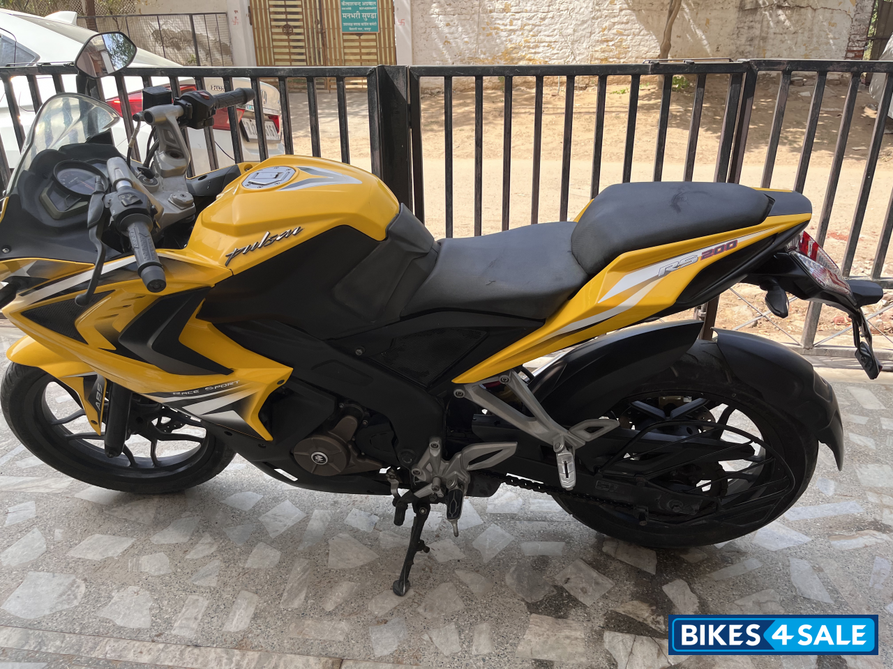 Bajaj Pulsar RS 200 ABS