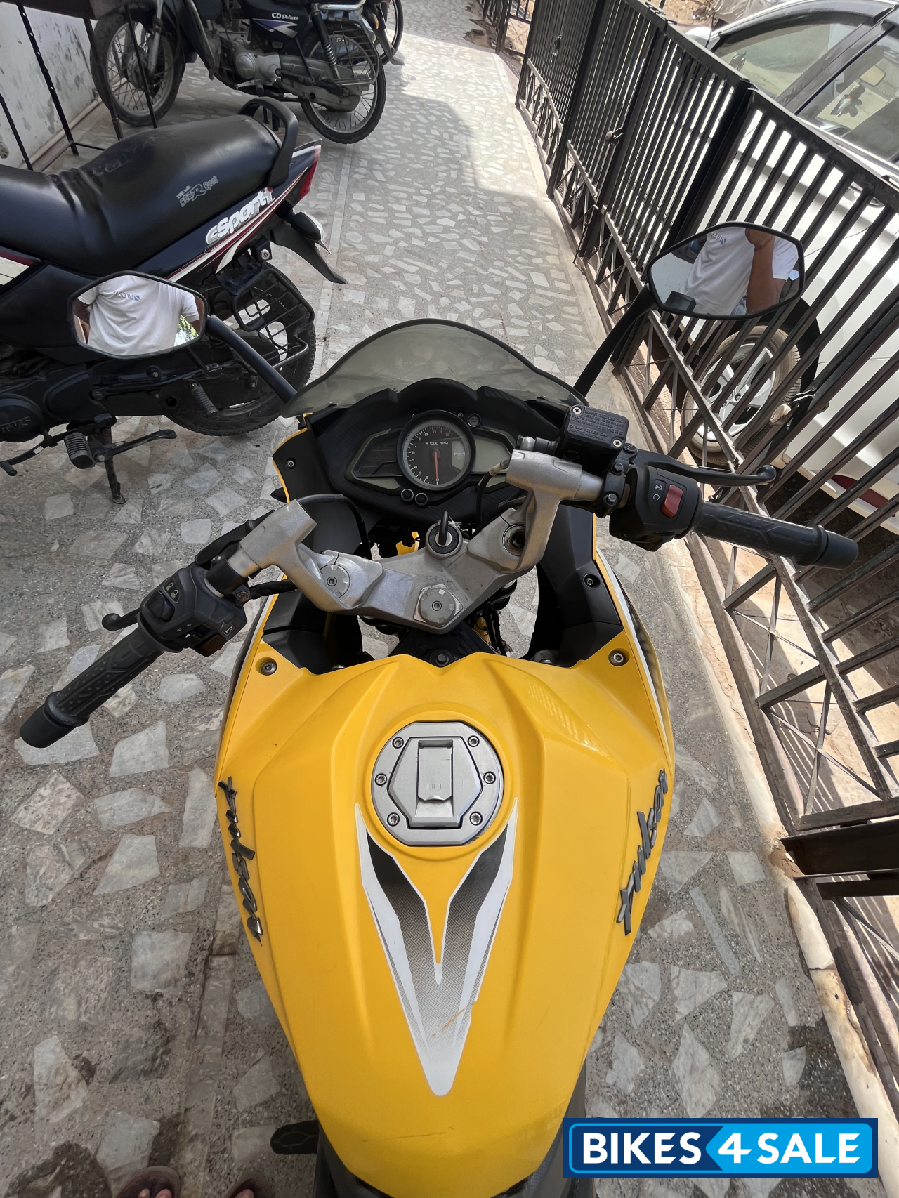 Bajaj Pulsar RS 200 ABS