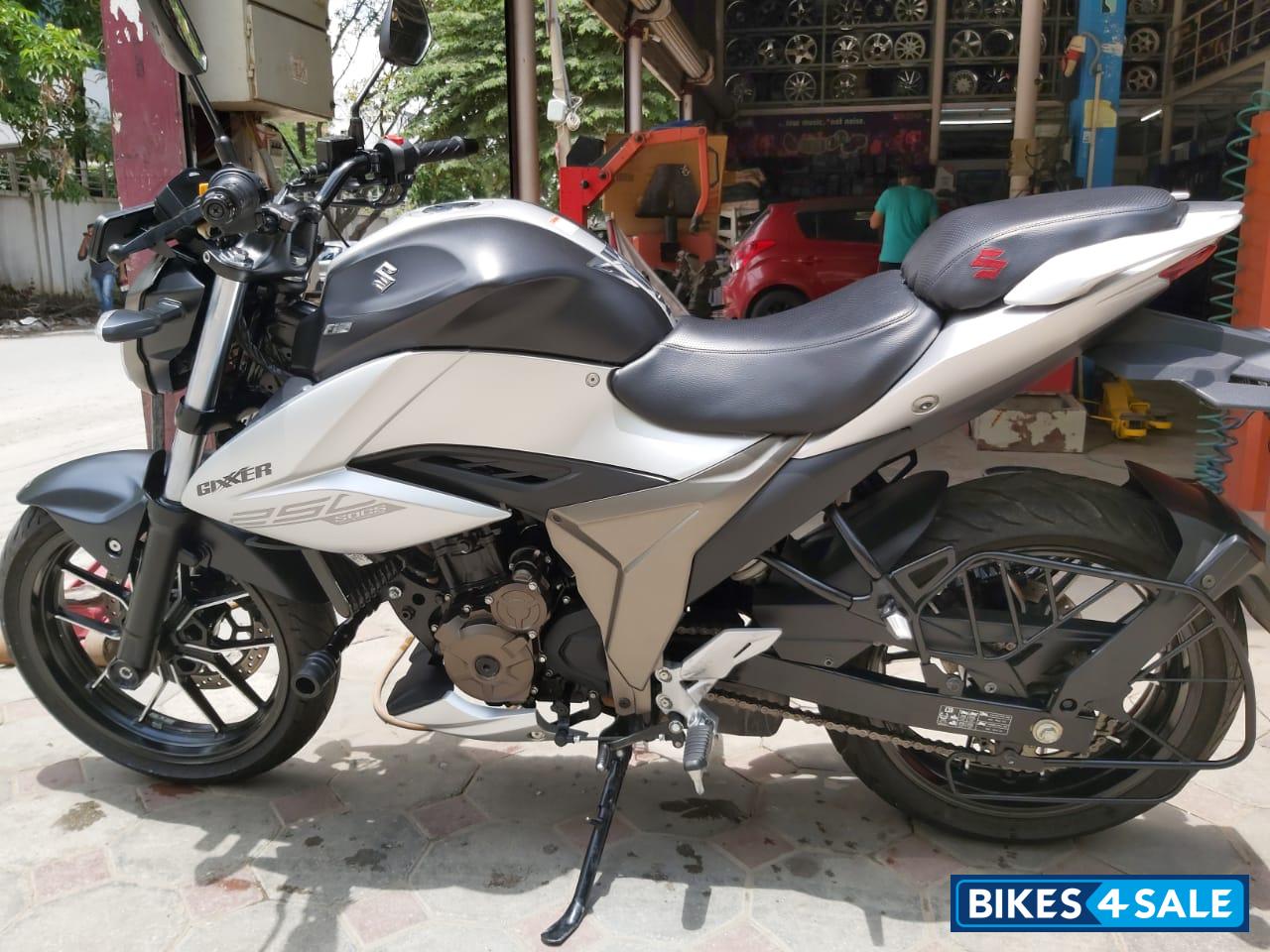 Black/silver Suzuki Gixxer 250
