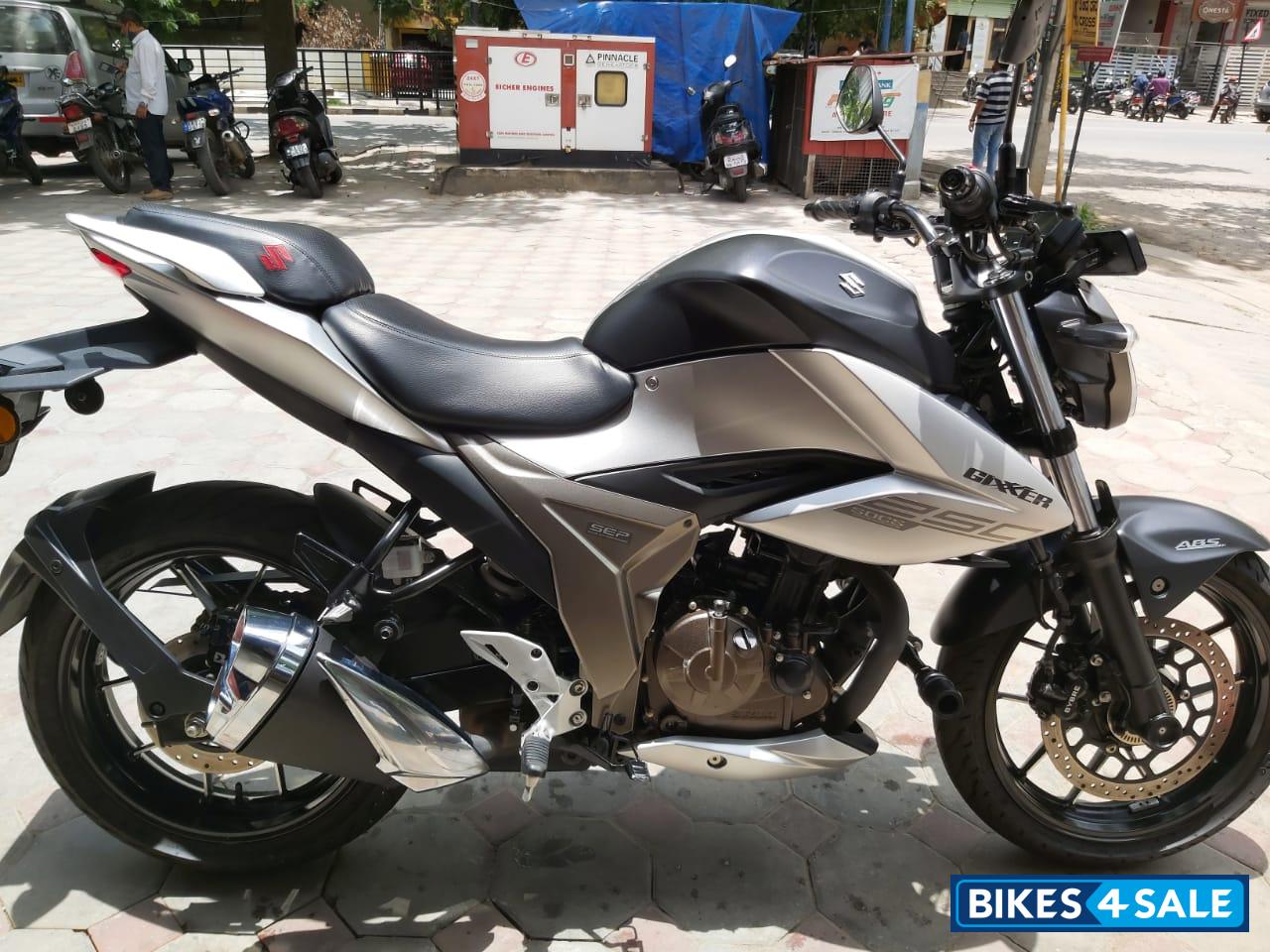 Black/silver Suzuki Gixxer 250