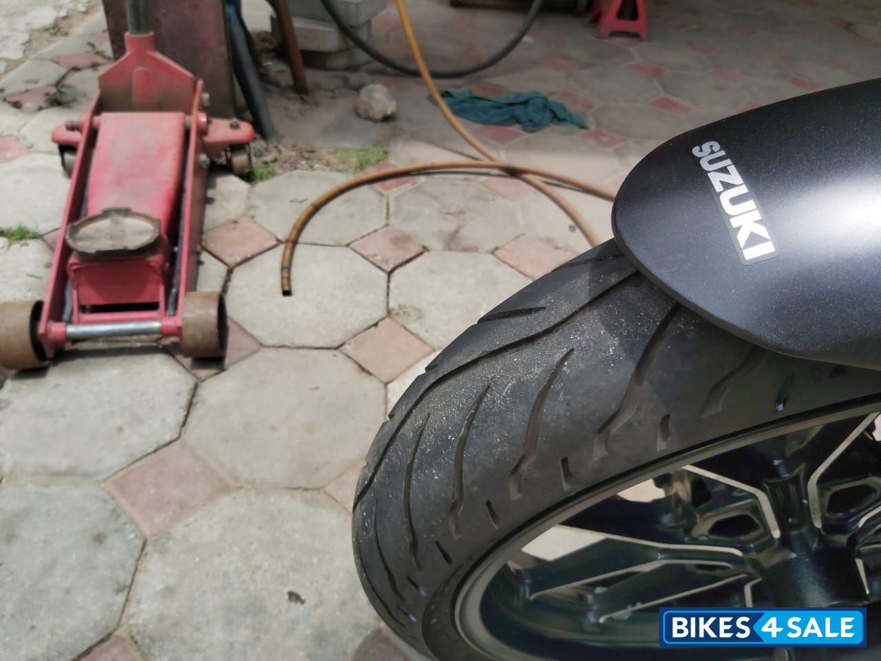 Black/silver Suzuki Gixxer 250