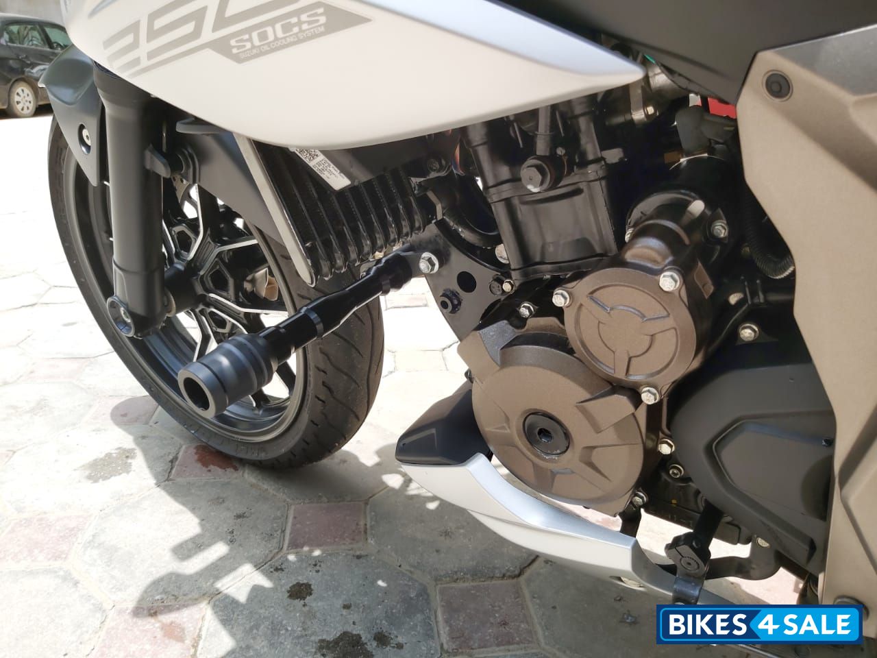 Black/silver Suzuki Gixxer 250