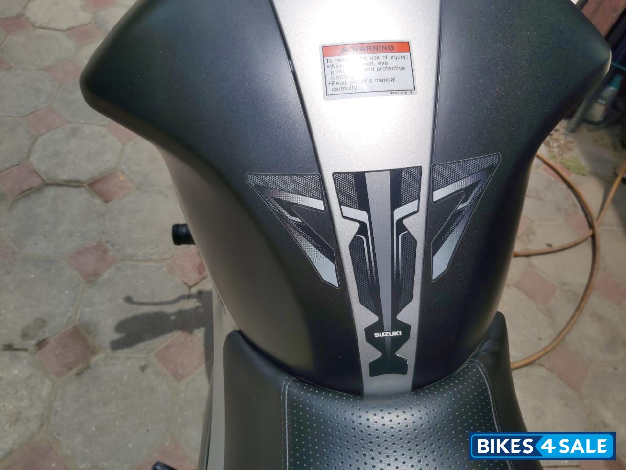 Black/silver Suzuki Gixxer 250