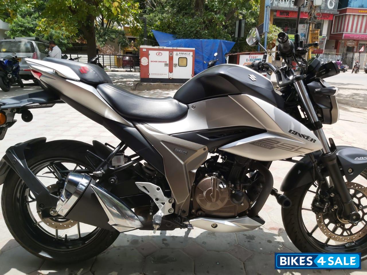 Black/silver Suzuki Gixxer 250
