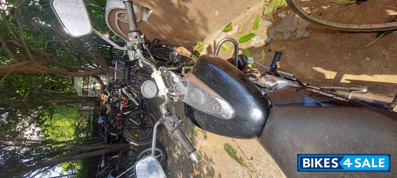 Black Bajaj Avenger 220 DTS-i Black Bajaj Avenger 220 DTS-i