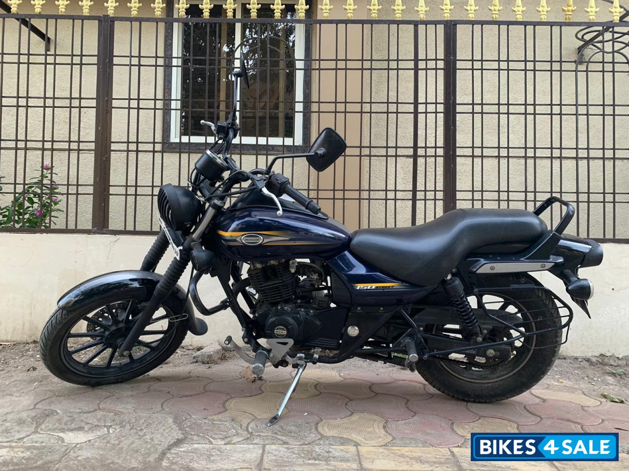 Blue Bajaj Avenger Street 150