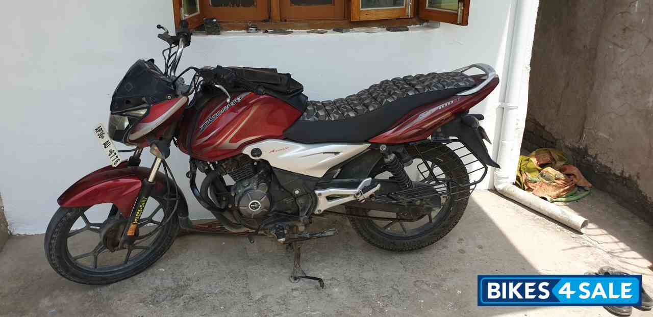 Red Bajaj Discover 100T