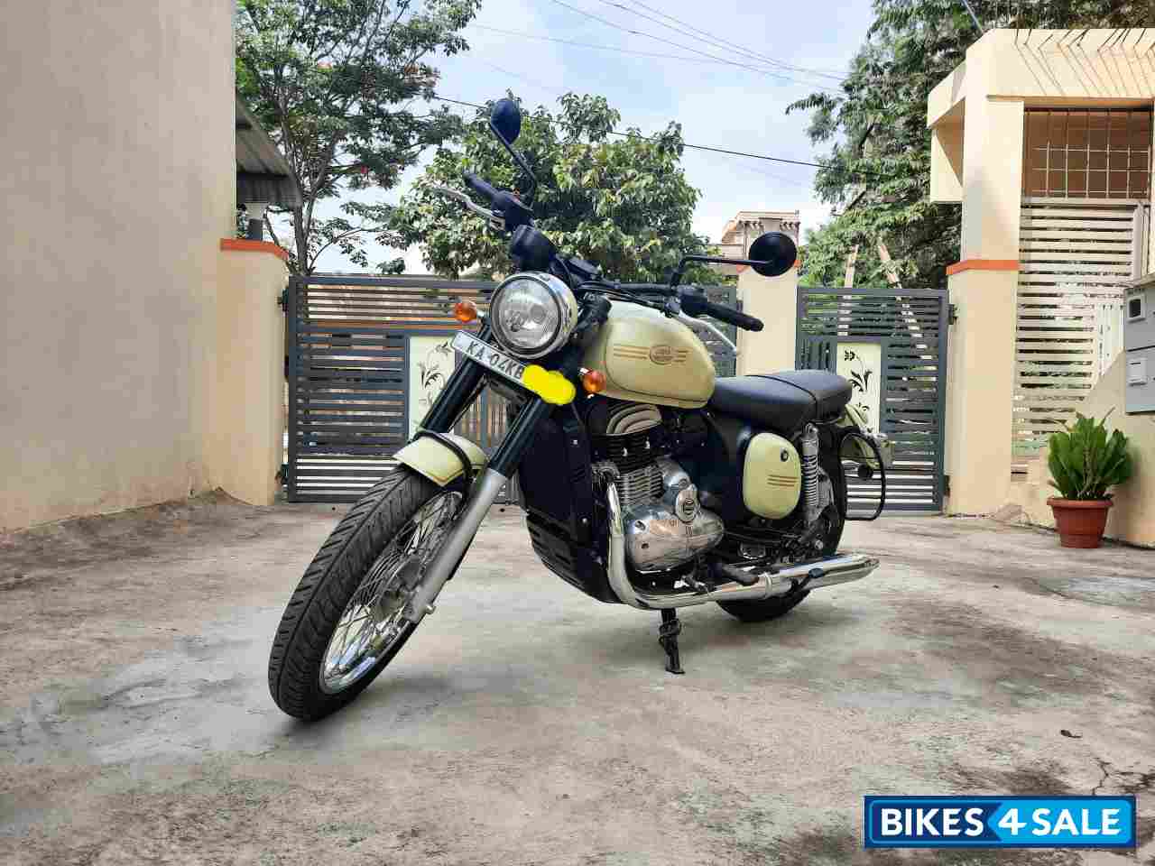 Lumas Lime Jawa forty two Dual Channel ABS