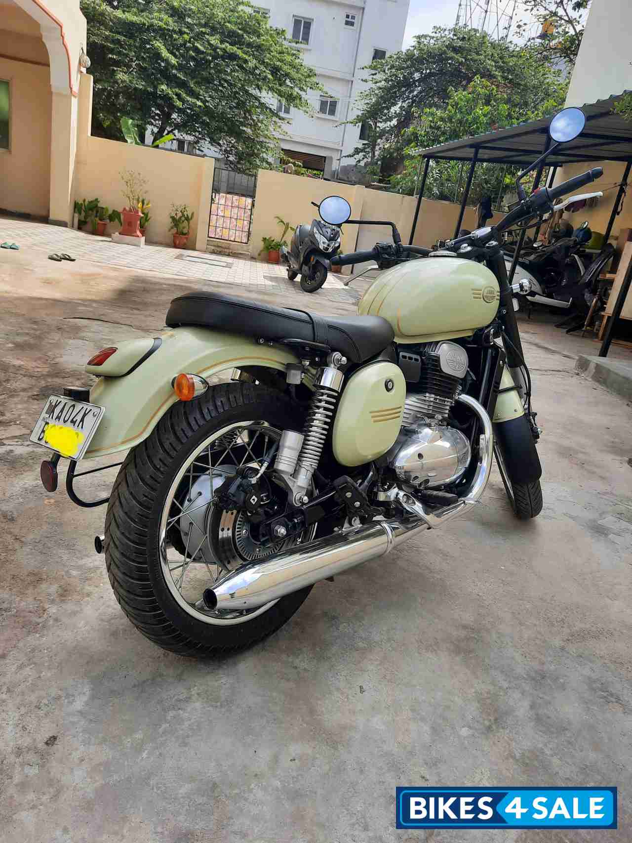 Lumas Lime Jawa forty two Dual Channel ABS