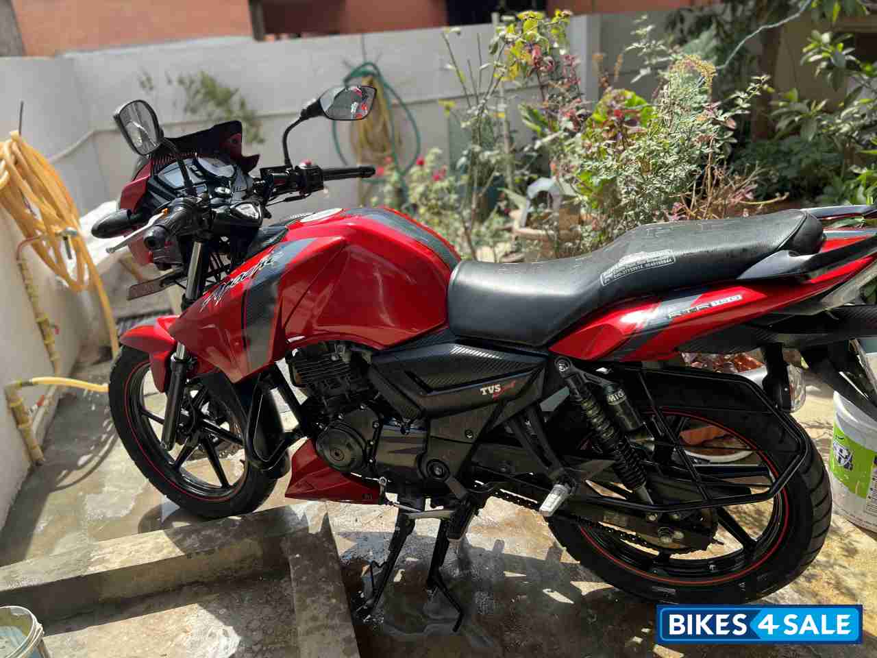 Red TVS Apache RTR 160