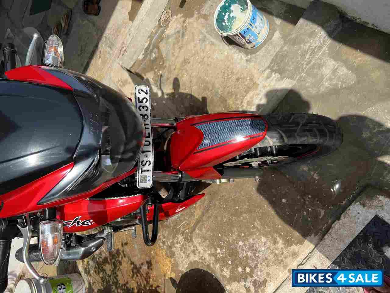 Red TVS Apache RTR 160