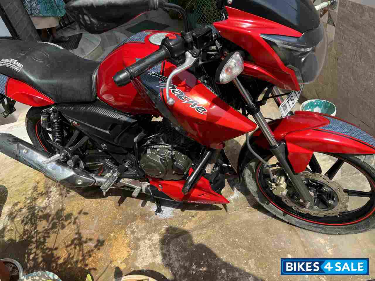 Red TVS Apache RTR 160