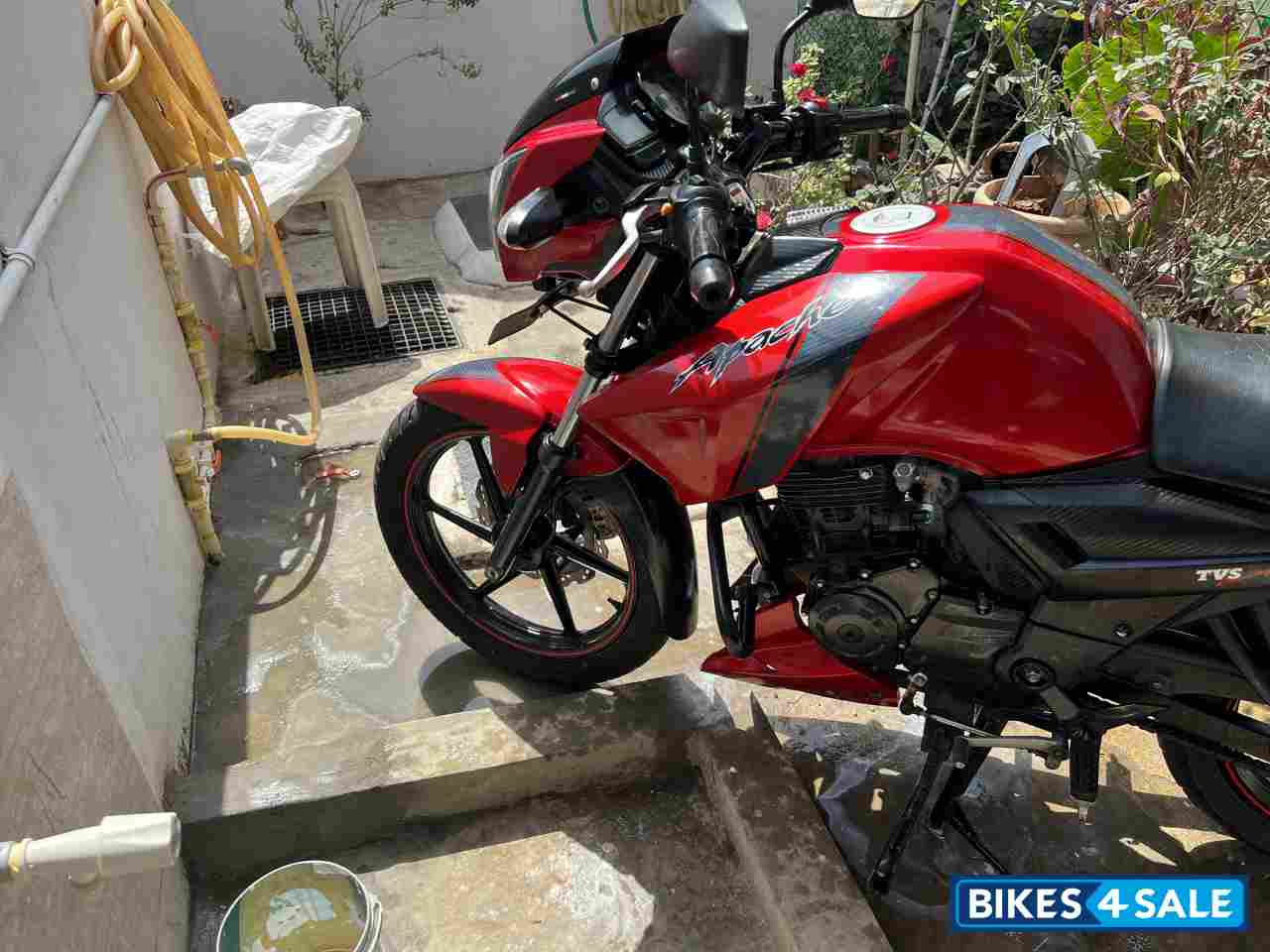 Red TVS Apache RTR 160