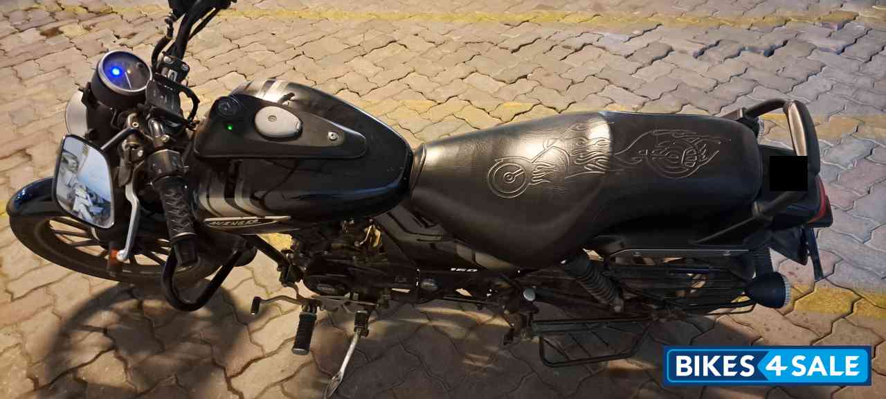 Black Bajaj Avenger Street 160 BS6