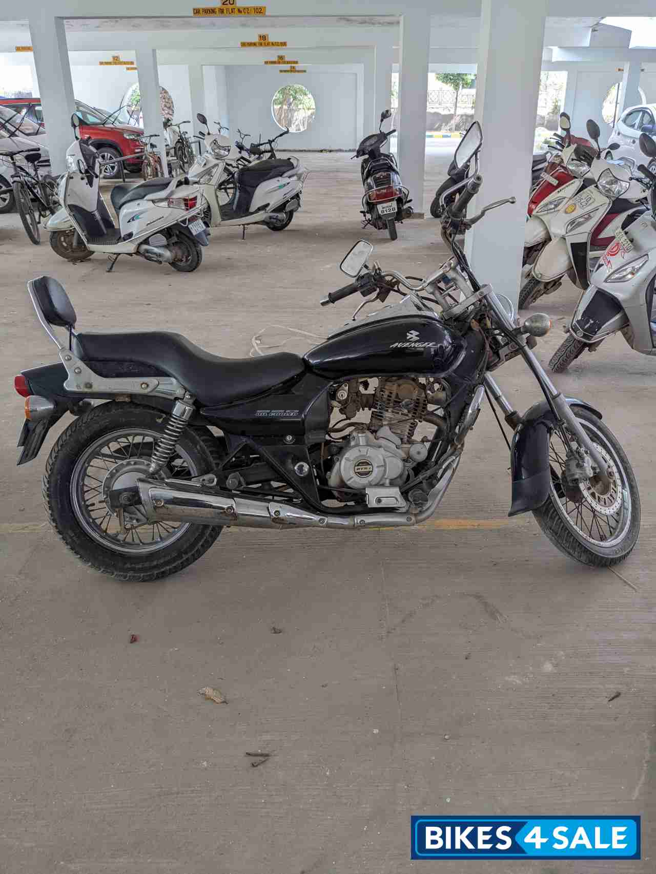 Black Bajaj Avenger 220 DTS-i