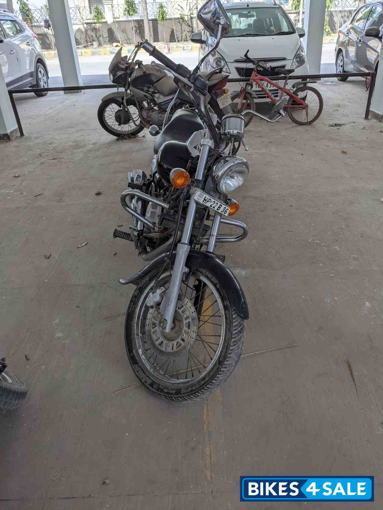 Black Bajaj Avenger 220 DTS-i