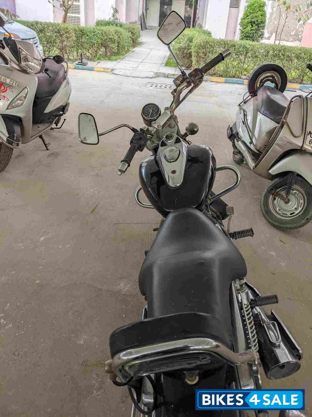 Black Bajaj Avenger 220 DTS-i