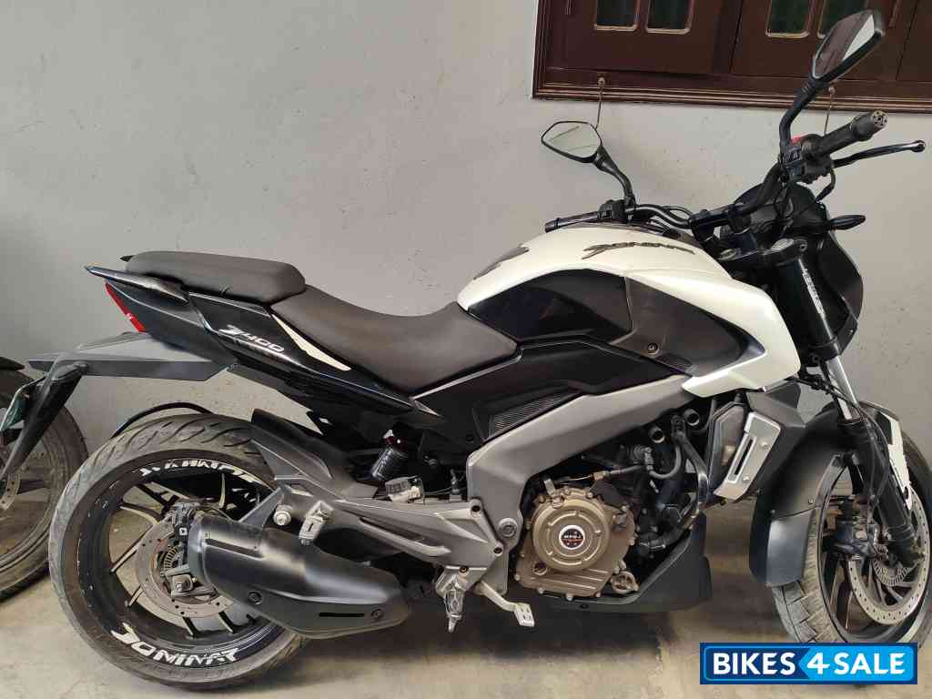Pearl White Bajaj Dominar 400