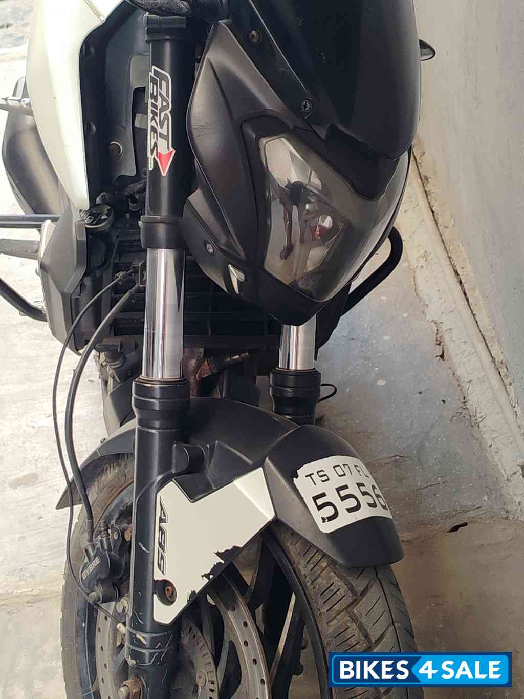 Pearl White Bajaj Dominar 400
