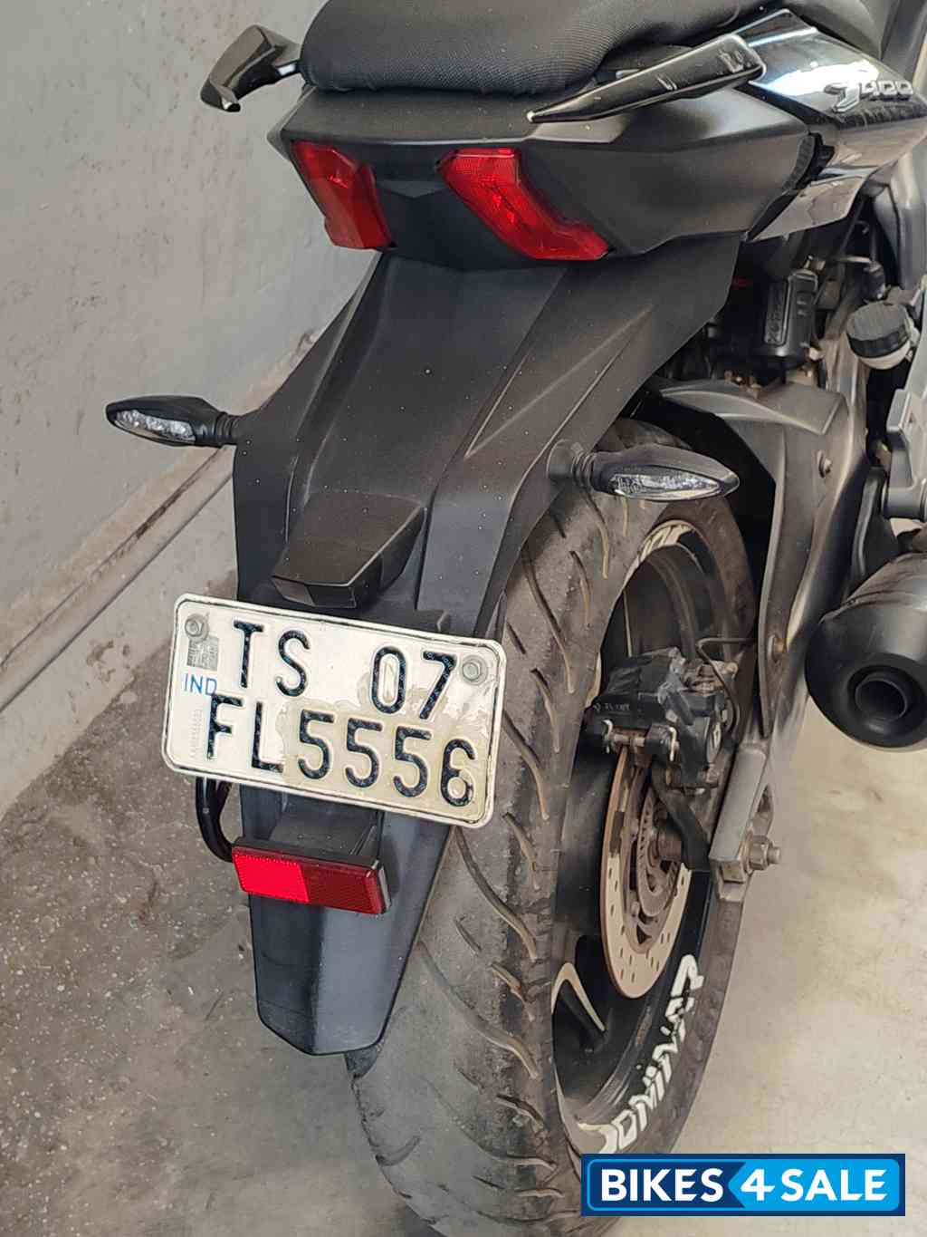 Pearl White Bajaj Dominar 400