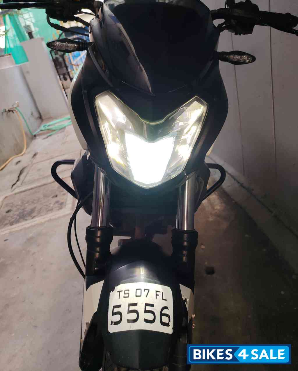 Pearl White Bajaj Dominar 400