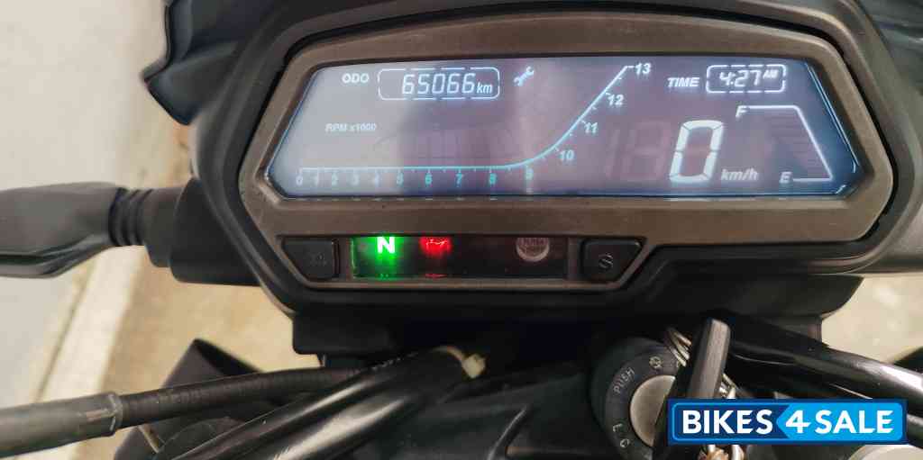 Pearl White Bajaj Dominar 400