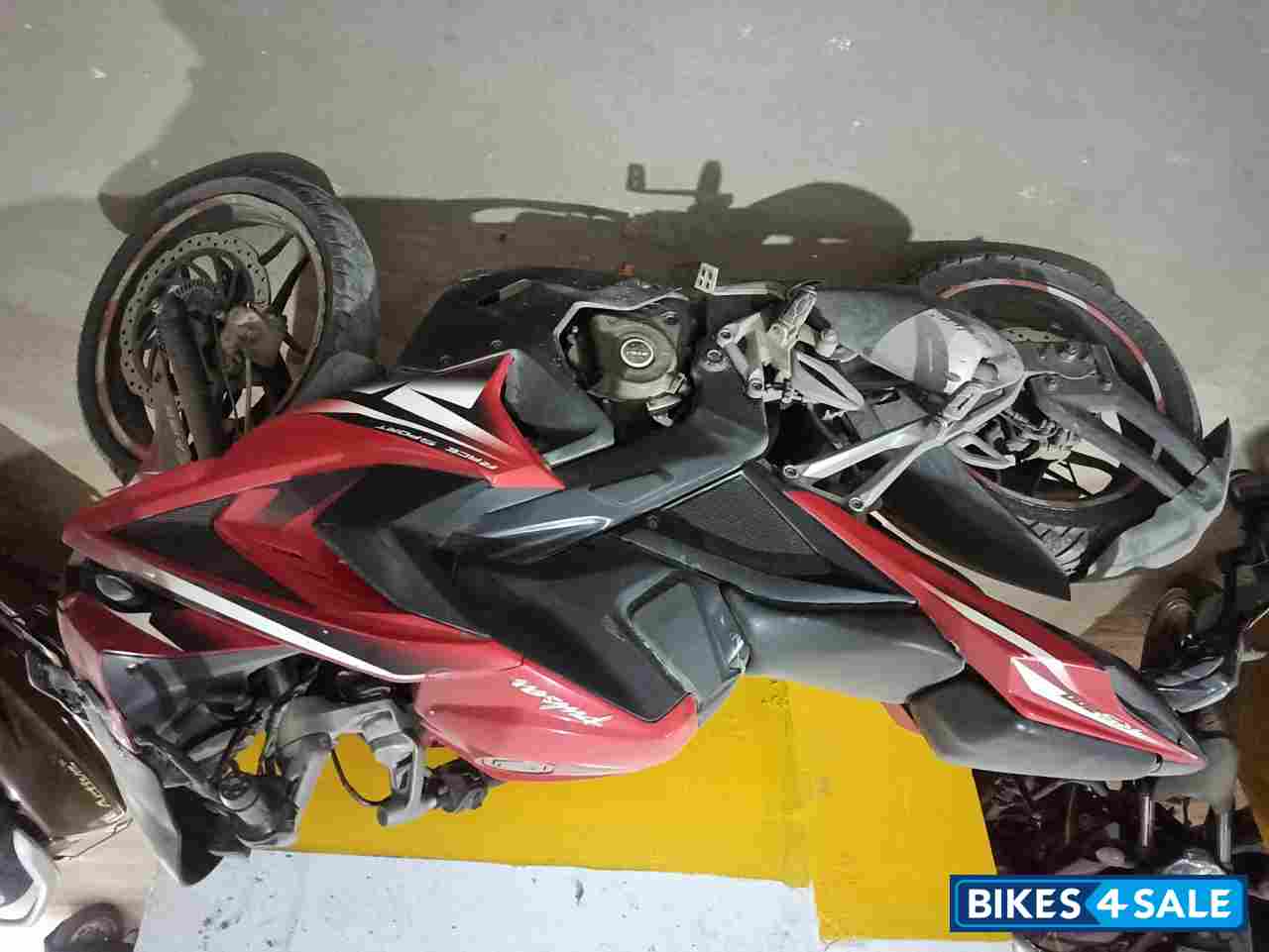 Bajaj Pulsar RS 200 ABS