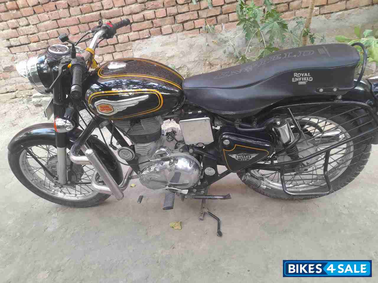 Black Royal Enfield Bullet Standard 350