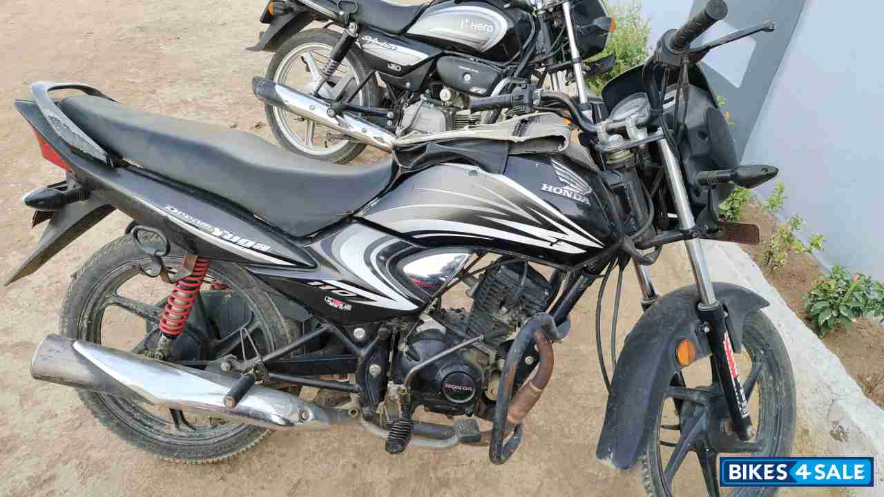 Black Honda Dream Yuga