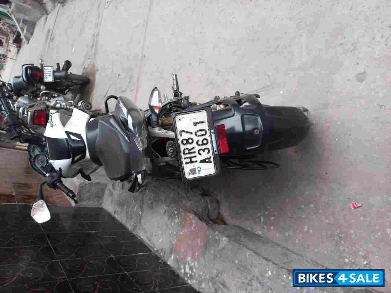 White Bajaj Pulsar 200 NS