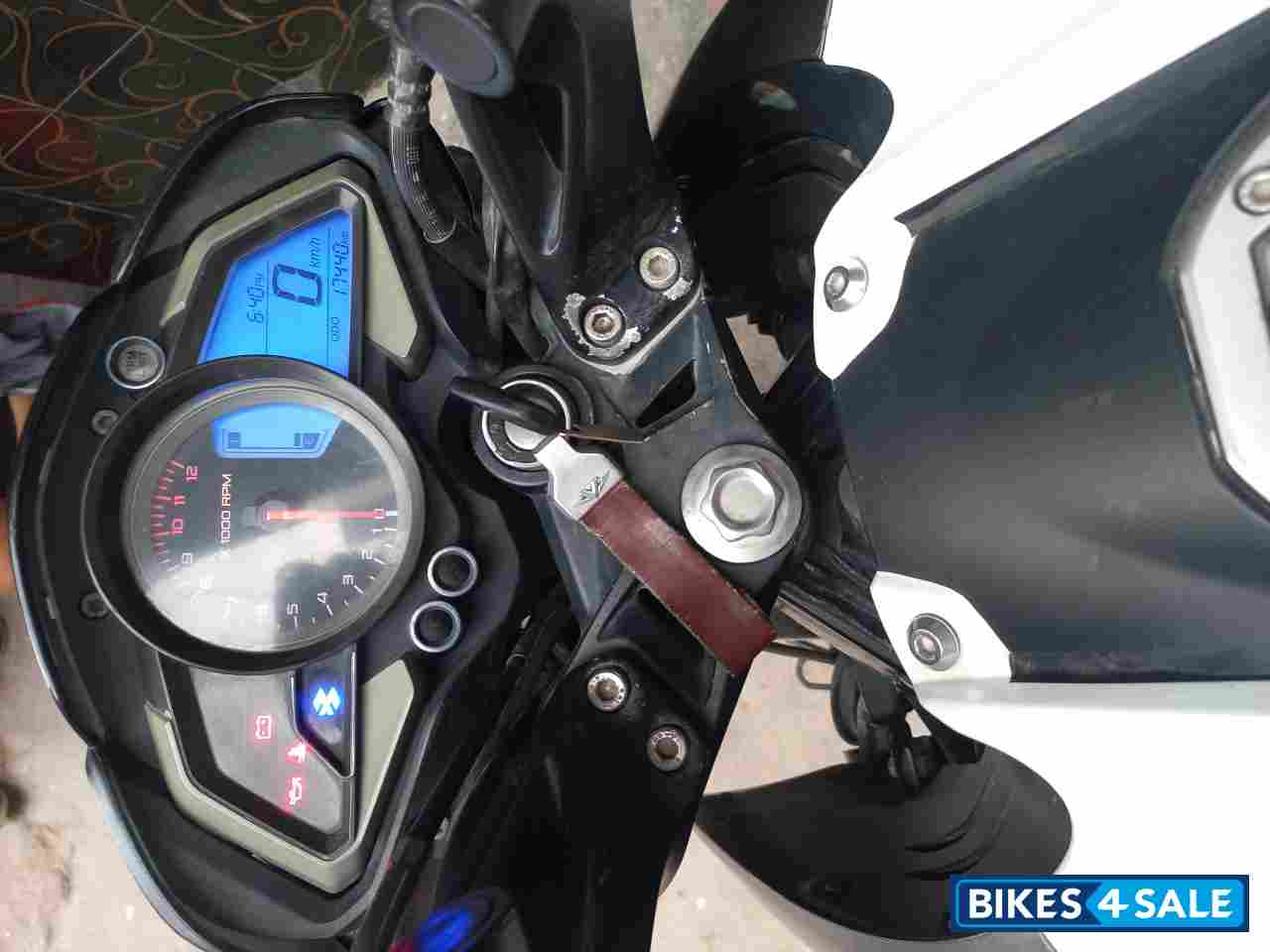 White Bajaj Pulsar 200 NS