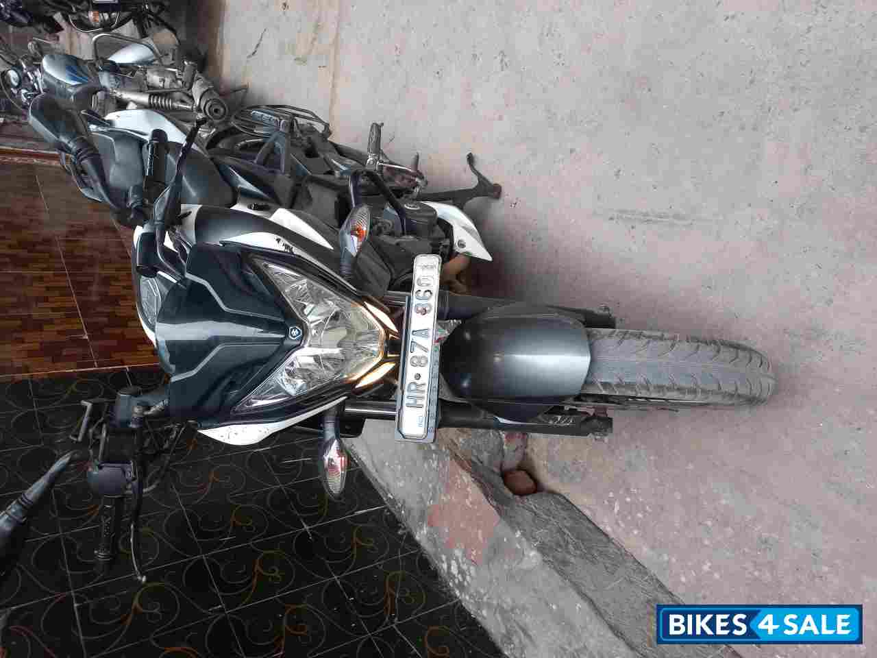 White Bajaj Pulsar 200 NS