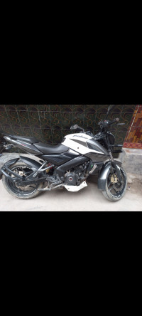 White Bajaj Pulsar 200 NS