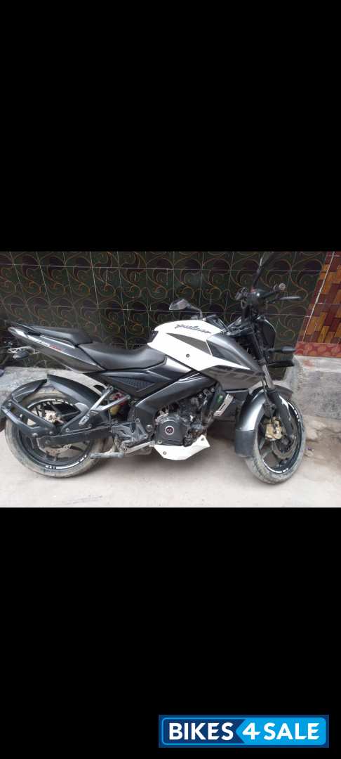 White Bajaj Pulsar 200 NS