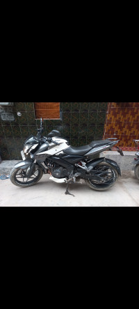 White Bajaj Pulsar 200 NS
