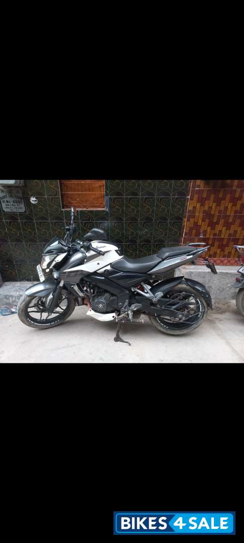 White Bajaj Pulsar 200 NS