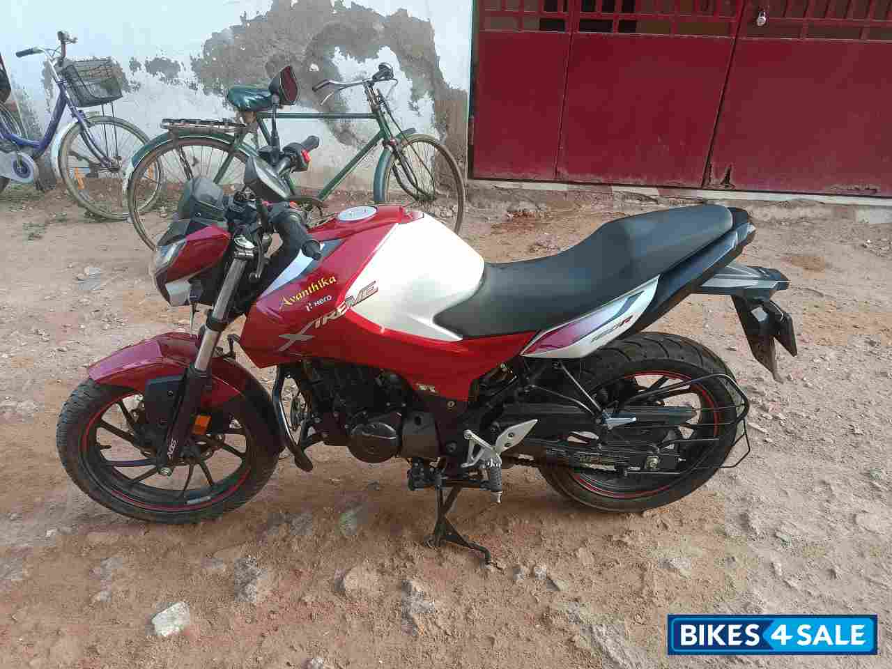 White And Red Hero Xtreme 160R