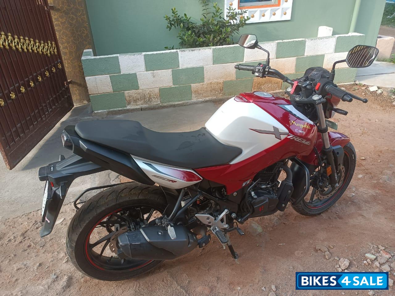 White And Red Hero Xtreme 160R