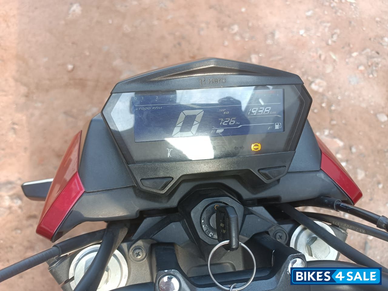 White And Red Hero Xtreme 160R